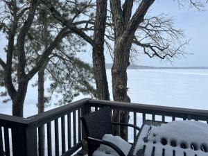布雷纳德The Point - On Gull Lake的雪地甲板上的桌子和椅子