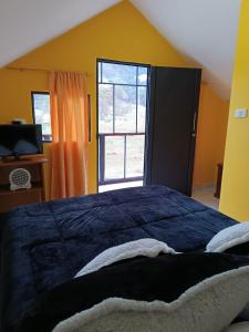 托塔Hospedaje Maria Valentina的一间卧室设有一张床和一个大窗户