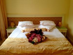 锡纳亚拉图努瑞经济酒店的一张花束上床