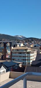 圣卡洛斯-德巴里洛切Reina Mora Apart Bariloche的享有城市景观和建筑