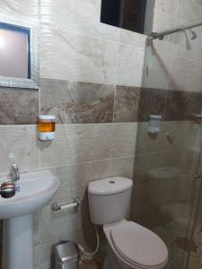 伊瓦格HOTEL DEPARTAMENTAL的一间带卫生间和水槽的浴室