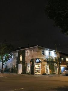南卡希亚斯Prédio Histórico na Rio Branco的前面有灯的砖砌建筑