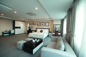 太原省金泰酒店的一个带床和沙发的大客厅