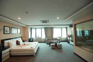 太原省金泰酒店的一间大卧室,配有一张大床和一张沙发