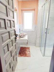 CASA BOUTIQUE LOS MONEGROS的带淋浴和门的浴室