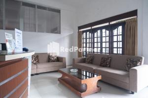 日惹Homestay C9 Exclusive Kaliurang Yogyakarta Mitra RedDoorz的客厅配有两张沙发和一张咖啡桌