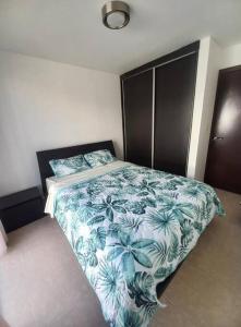 里奥阿托Enjoy a beautiful beach house in Panamá的一间卧室配有一张带蓝白色毯子的床