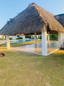 里奥阿托Enjoy a beautiful beach house in Panamá的茅屋,茅屋,游泳池