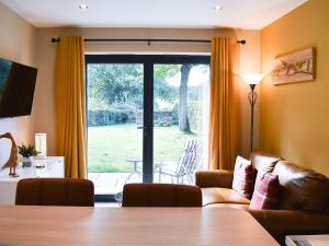 WingerworthStone Cottage的客厅配有沙发和桌子