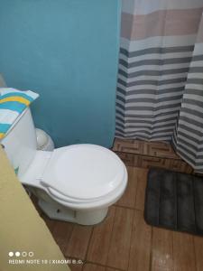 埃尔莱马特IsmaRoom的一间位于客房内的白色卫生间的浴室