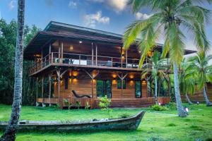 BotabiteEco-Lodge Bocas Coral Reef - Over water villa & birds house的一座棕榈树的木屋