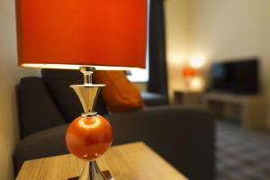 彼得黑德印花厂公寓的客厅桌子上的橙色灯