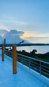 亭可马里KPN Trinco Holiday Resort的日落时分从码头欣赏海景