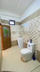 亭可马里KPN Trinco Holiday Resort的一间带卫生间的浴室、一个窗户和一扇门