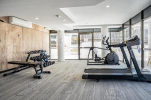 玛志洛COTTON TREE CORNER@The Cosmopolitan Unit 10509的健身房,配有跑步机和健身器材