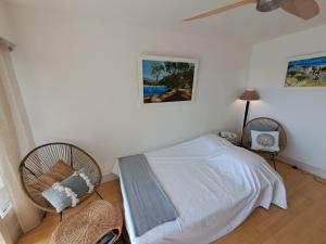 博尔马斯·莱斯·米默萨斯T2 - Centre ville - proche plage的白色卧室配有床和风扇