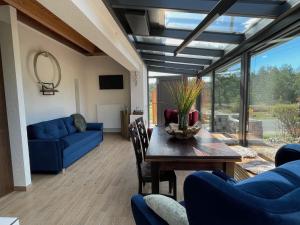 吕本瑙Spreewaldhaus Widwan的客厅配有蓝色的沙发和桌子