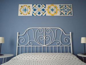 布龙泰Good Morning Etna的一间卧室配有一张蓝色墙壁的床