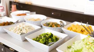 成田Toyoko Inn Narita Airport Shinkan的自助餐,包括各种食物