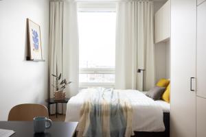 赫尔辛基Noli Malmi的白色的卧室设有床和窗户