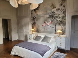 Saint-ThurialDomaine des Longrais的一间卧室配有一张床,并画着火烈鸟