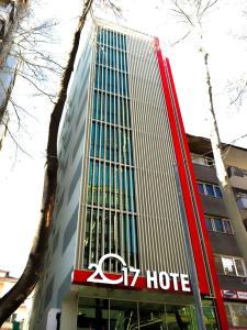 安卡拉Turk Inn 2017 Otel的一座大型建筑,上面标有z酒店标志