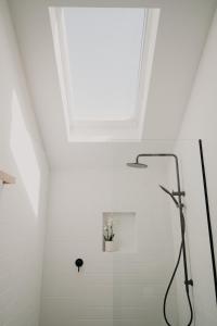 奥尔巴尼View Street Studios - Tallerack的白色的浴室设有天窗和淋浴。