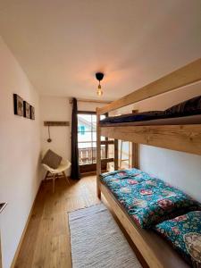 普夫龙滕Chalet Alpenflair的一间卧室设有两张双层床和一扇窗户。