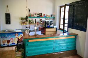 CastillazueloAlbergue de Castillazuelo的餐厅的酒吧,在房间中带柜台