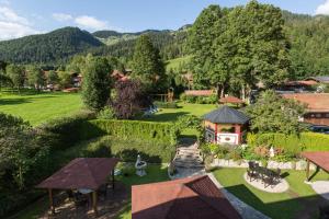贝里斯泽尔Alpenhof的享有花园的空中景致,设有房屋