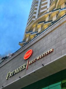 巴统Best Western Premier Batumi的一座有标志的建筑,上面写着最西部的标志