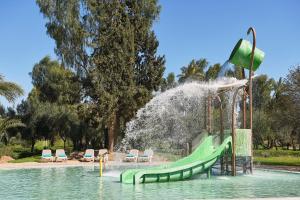 马拉喀什Iberostar Club Palmeraie Marrakech All Inclusive的喷泉公园的水滑梯