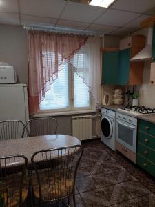 苏梅Lushpy Apartment的厨房配有桌椅和窗户。