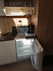 奥拉夫斯基波扎莫克APARTMÁNY PIETRO的小厨房配有冰箱和微波炉。