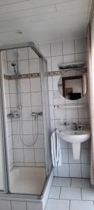 温特里希Gästehaus Föhr的带淋浴和盥洗盆的浴室