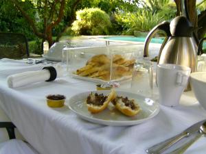 滨海拉塞讷康帕涅博索莱伊旅馆的一张白色桌子,上面有盘子的食物