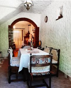 威尔帕扎Sailor's Rustic House的一间配备有白色桌椅的用餐室