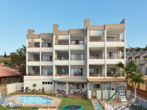 马盖特First Group Costa Smeralda的公寓大楼设有游泳池和游乐场