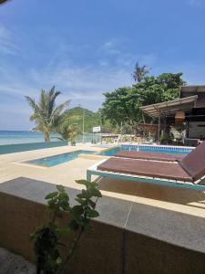 通奈潘海滩Thong Nai Pan Beach Resort的一个带游泳池和海洋的度假胜地