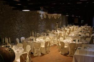 Chiópris-Viscone奇奥里奇别墅 的一个带白色桌椅的大型宴会厅