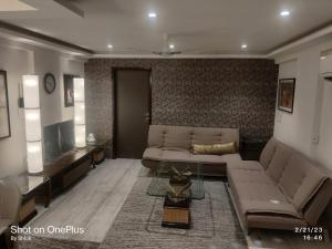 孟买Sarkar Chambers的客厅配有沙发和桌子