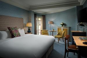都柏林校舍酒店的酒店客房设有一张大床和一张书桌。