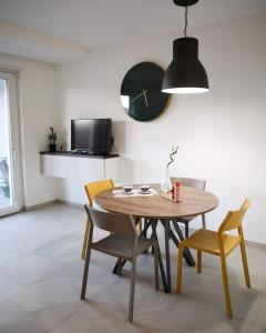 桑格罗堡Casarella的一间带木桌和椅子的用餐室