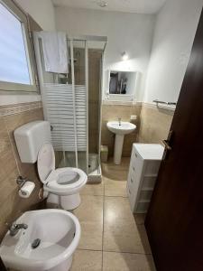 巴勒莫House del corso的一间带卫生间和水槽的浴室
