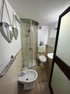 巴勒莫House del corso的带淋浴、卫生间和盥洗盆的浴室