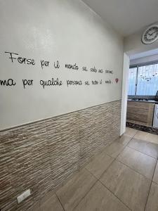 巴勒莫House del corso的墙上有书写的墙壁的房间