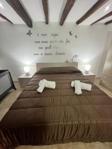 巴勒莫House del corso的一间卧室配有一张大床和两个枕头