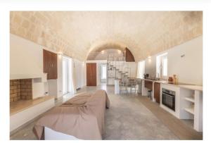 卡洛维诺Pietre Bianche的大型客房设有厨房和客厅。