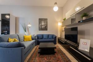 都灵La Maison du Vent by Wonderful Italy的客厅配有蓝色的沙发和电视