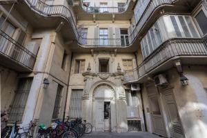 都灵La Maison du Vent by Wonderful Italy的一座建筑物的旁边停放着自行车
